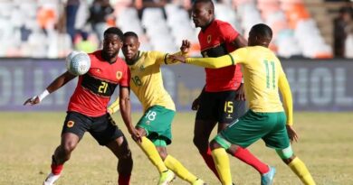 Bafana Bafana yi khomiwa hi gome ro hluriwa Bafana Bafana yi khomiwe hi gome ro hluriwa eka mphikizano wa makumu wa Khapu ya COSAFA ya 2025. Endzhaku ko hluriwa hi 3-0 hi Angola, erivaleni ra mitlangu eFree State hi Sonto. Ntlangu lowu wu sungule hi ku nonoka loko ku kondza Angola yi hlula hi minete ya vu 43. Hi ku tirhisa nhloko ya mutlangi,