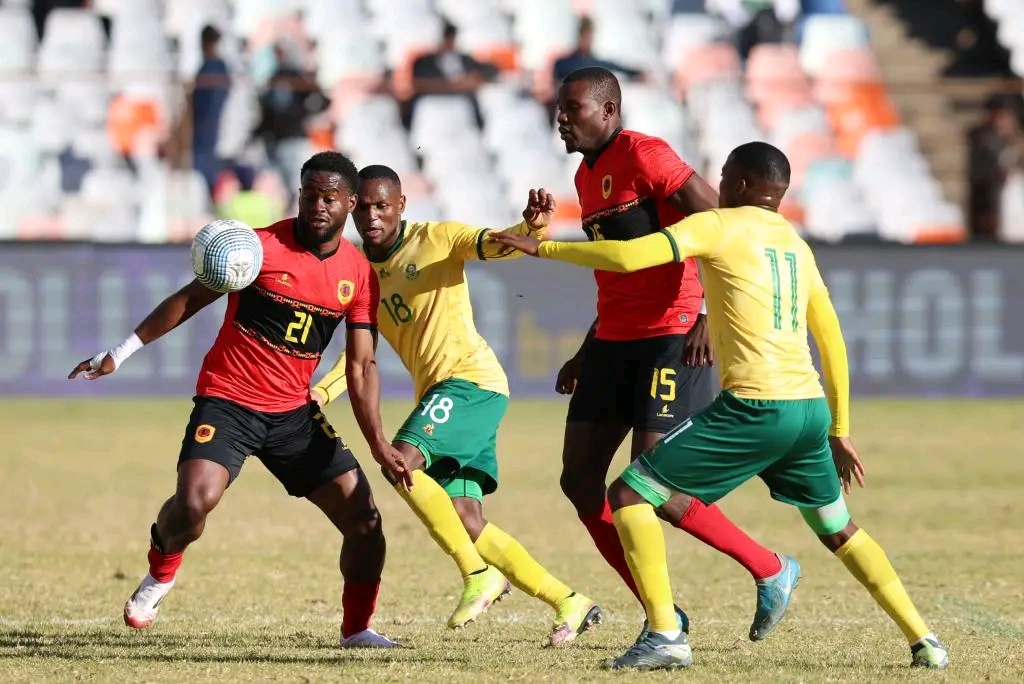 Bafana Bafana yi khomiwa hi gome ro hluriwa Bafana Bafana yi khomiwe hi gome ro hluriwa eka mphikizano wa makumu wa Khapu ya COSAFA ya 2025. Endzhaku ko hluriwa hi 3-0 hi Angola, erivaleni ra mitlangu eFree State hi Sonto. Ntlangu lowu wu sungule hi ku nonoka loko ku kondza Angola yi hlula hi minete ya vu 43. Hi ku tirhisa nhloko ya mutlangi,