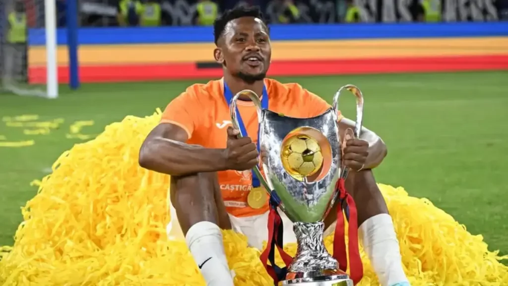 Siyabonga Ngezana a wina trophy ya vumune eEurope