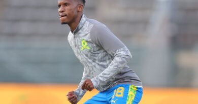 Zwane Issues Bold Warning as Sundowns Gear Up for Champions League Battle Mamelodi Sundowns star Themba Zwane has declared that the time has come for the team to seize Africa’s greatest club prize in the Caf Champions League. After two consecutive near misses, Zwane insists this season demands more than just talent – it requires hard work and a winning mindset. Facing a tough group that includes Rulani Mokwena’s MC Alger, Al Hilal of Sudan, and the combative St Eloi Lupopo, Sundowns are ready for fierce competition. Zwane did not hold back, calling Lupopo a “dirty team” known for rough tackles but promising his side will find a way to counter their tactics. With confidence high and Sundowns’ golden generation firing on all cylinders, Zwane is determined to finish the story. The clash against Lupopo at Loftus Stadium on November 21 will set the tone for their title charge. “This season, we want to finish the story,” Zwane said, sending a clear message to all rivals.
